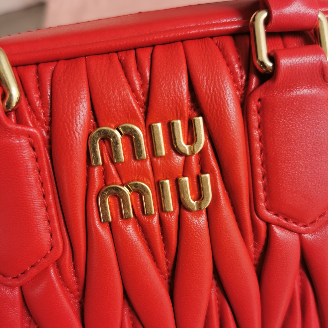 미우미우 MiuMiu 마틀라세 토트 백