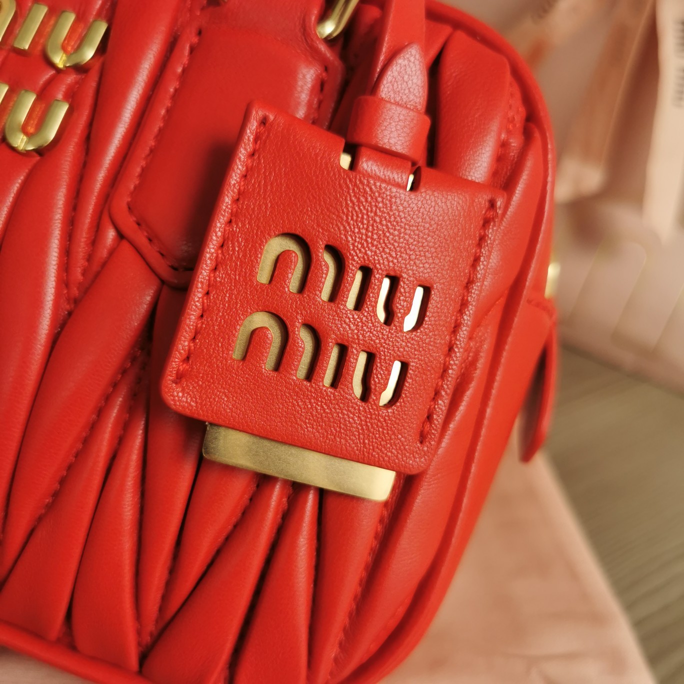 미우미우 MiuMiu 마틀라세 토트 백