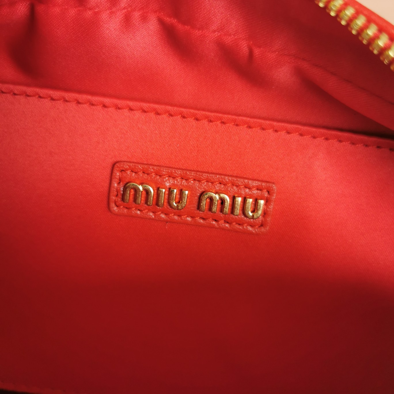 미우미우 MiuMiu 마틀라세 토트 백