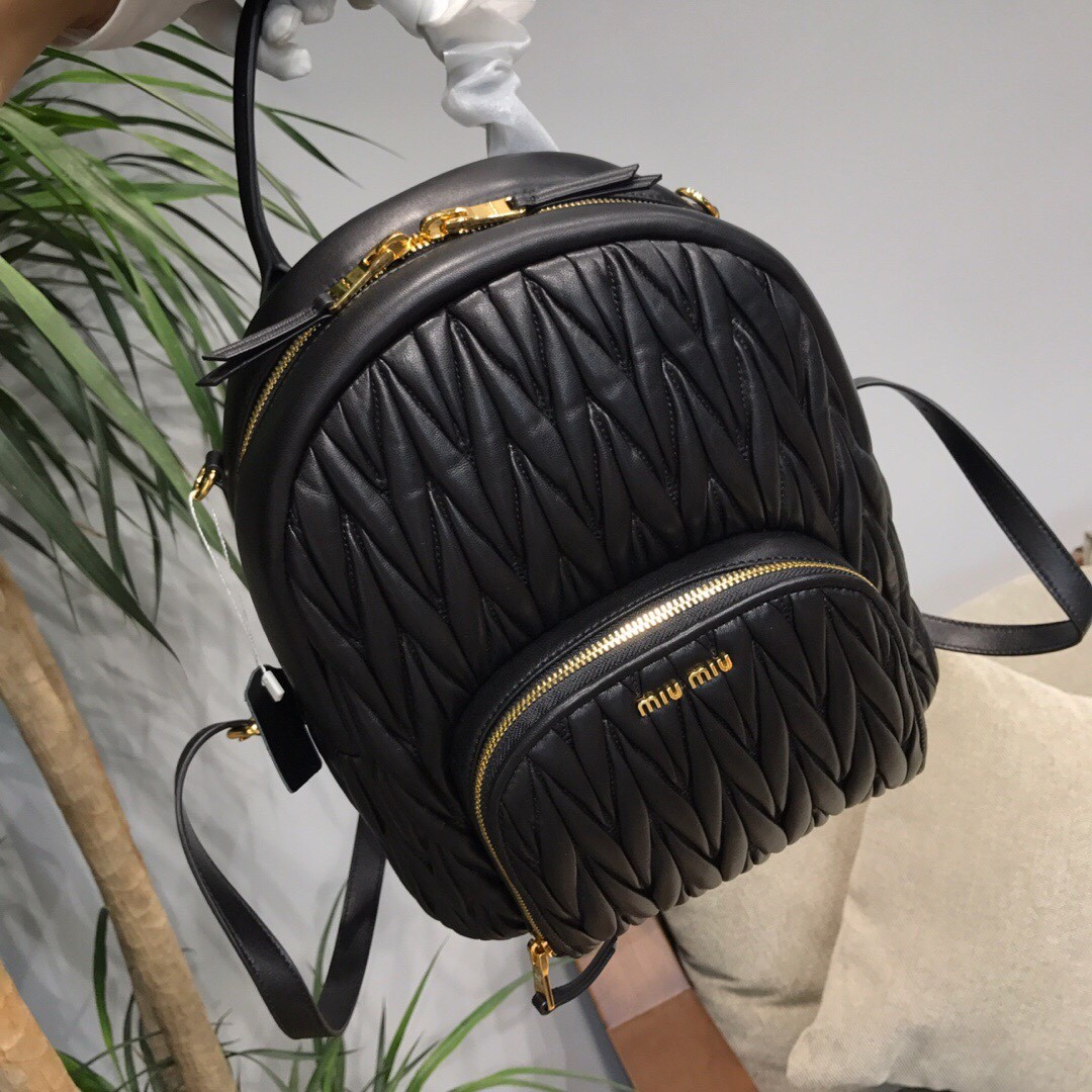 미우미우 MIUMIU 마테라쎄 레더 백 팩