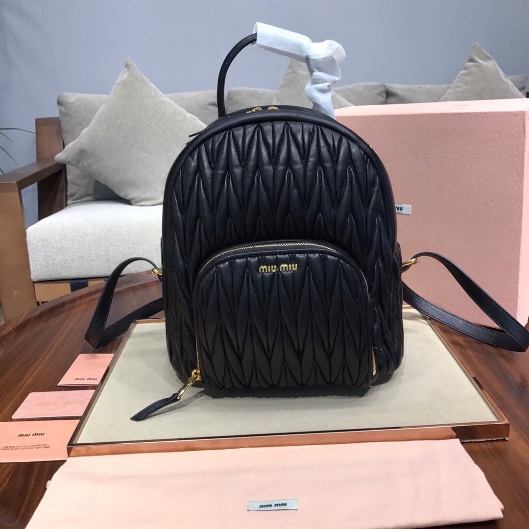 미우미우 MIUMIU 마테라쎄 레더 백 팩