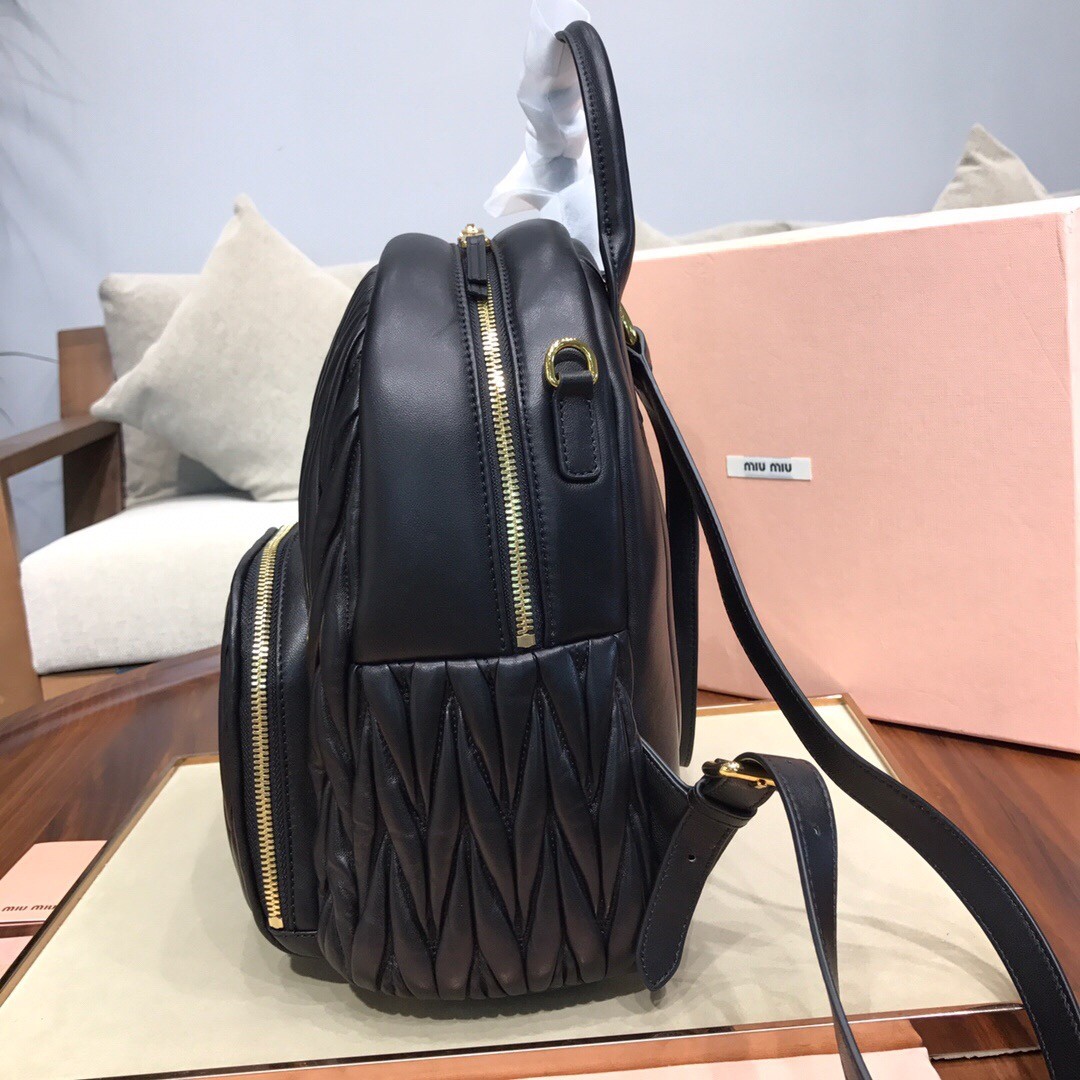 미우미우 MIUMIU 마테라쎄 레더 백 팩