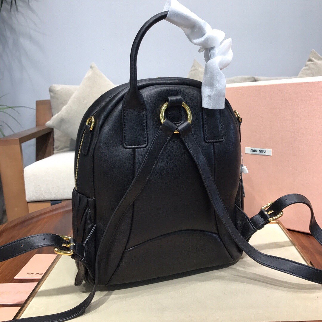 미우미우 MIUMIU 마테라쎄 레더 백 팩