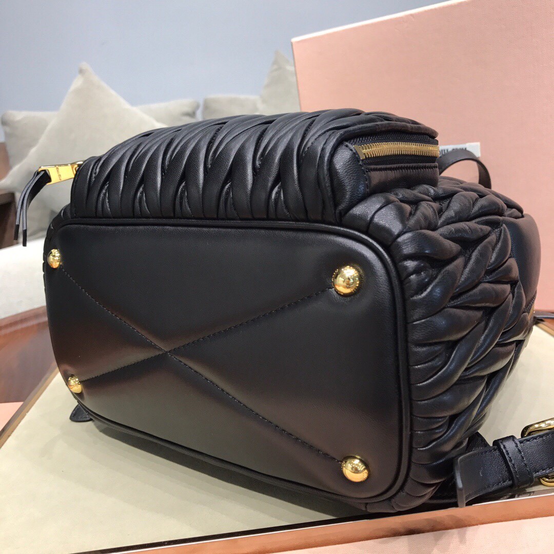 미우미우 MIUMIU 마테라쎄 레더 백 팩