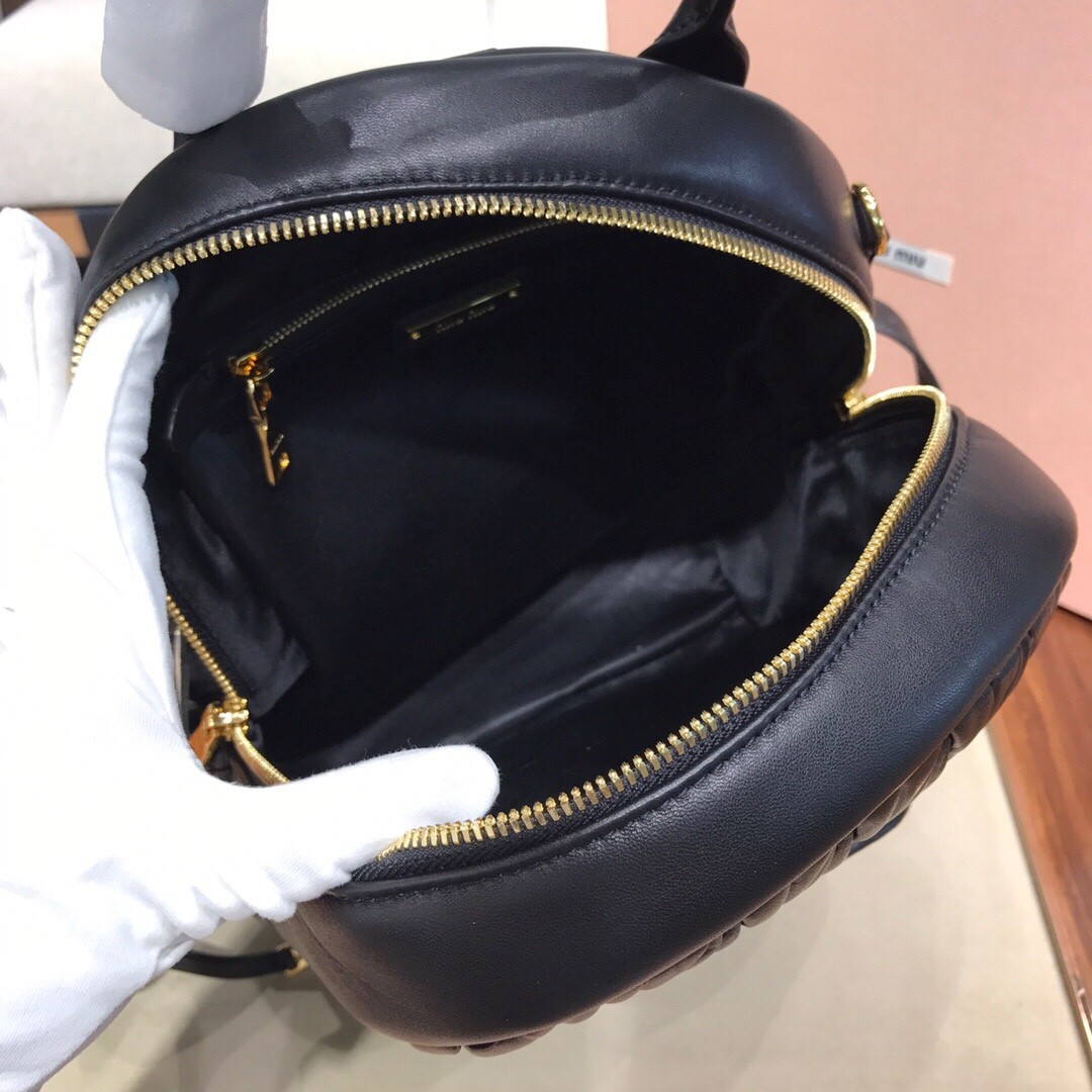 미우미우 MIUMIU 마테라쎄 레더 백 팩