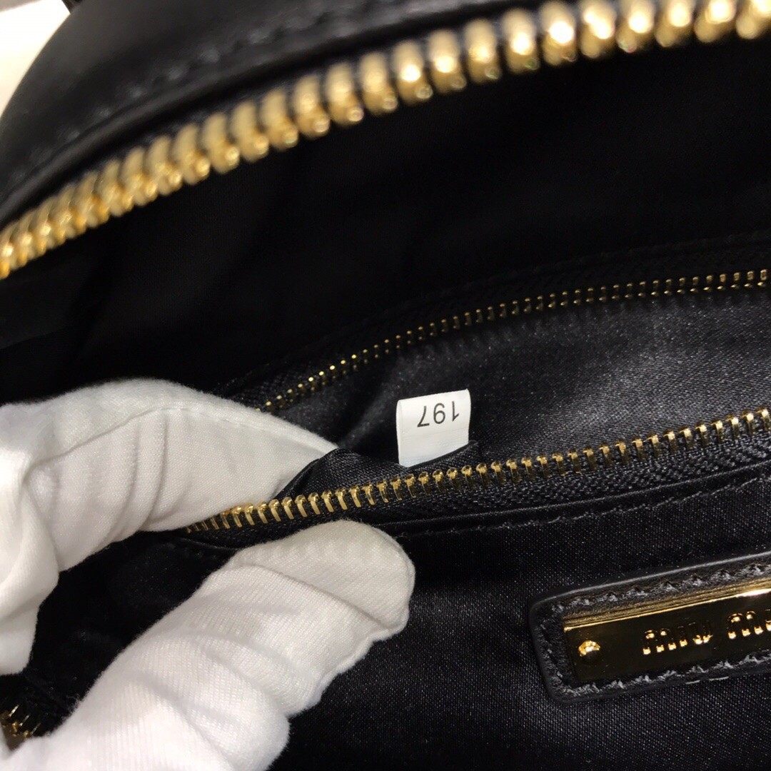 미우미우 MIUMIU 마테라쎄 레더 백 팩