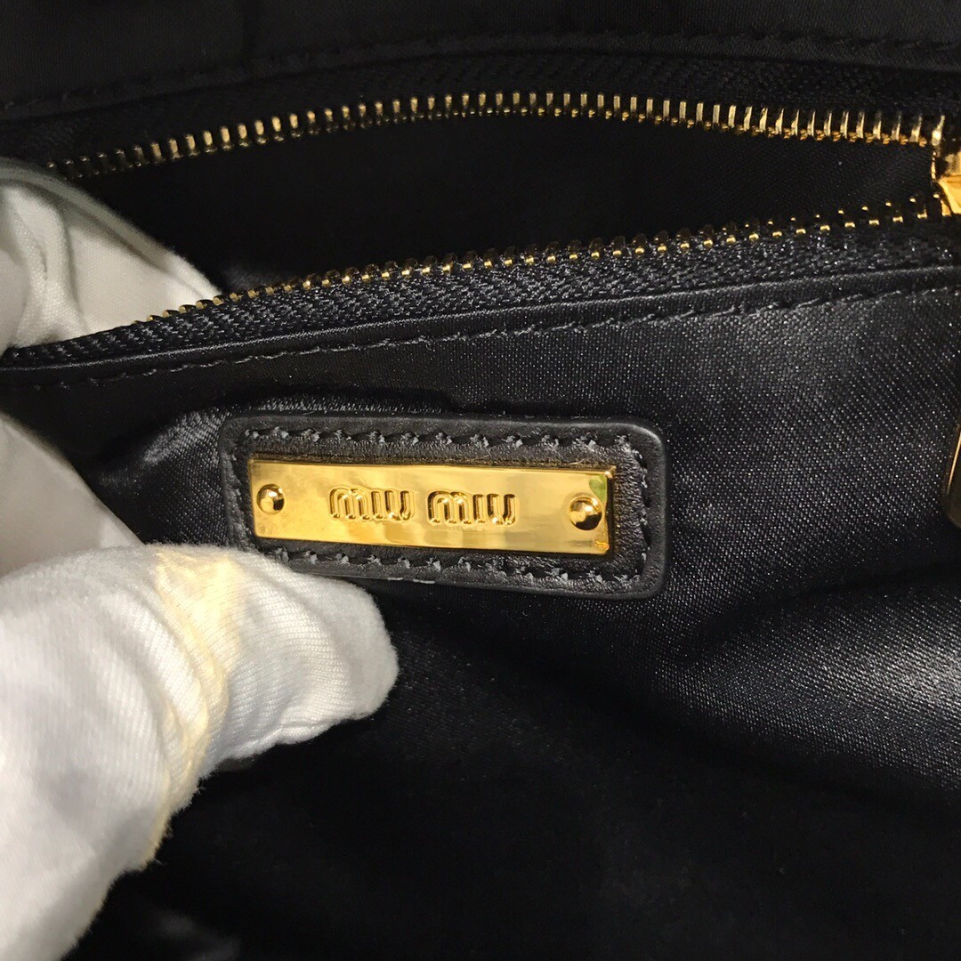 미우미우 MIUMIU 마테라쎄 레더 백 팩