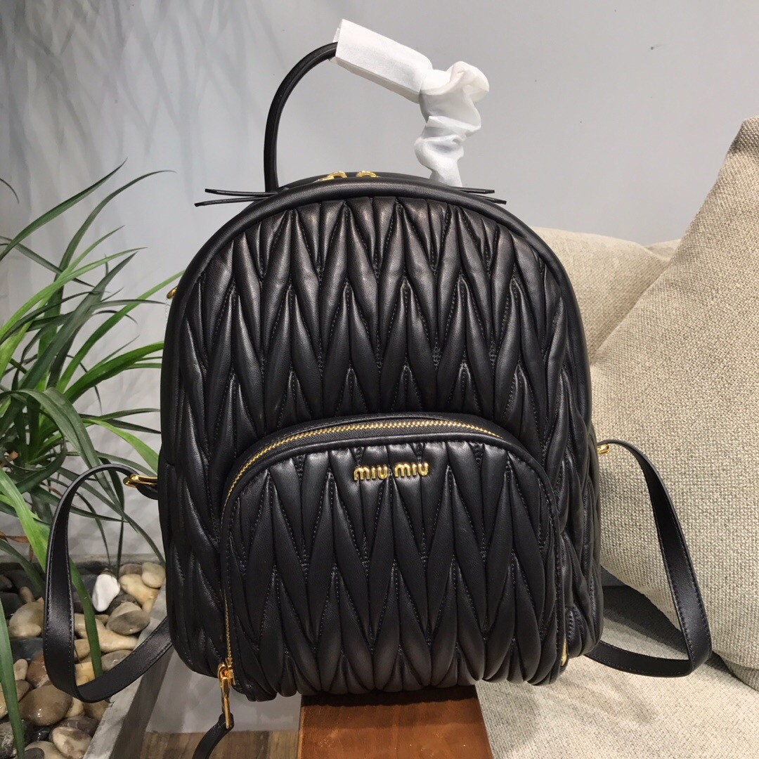 미우미우 MIUMIU 마테라쎄 레더 백 팩