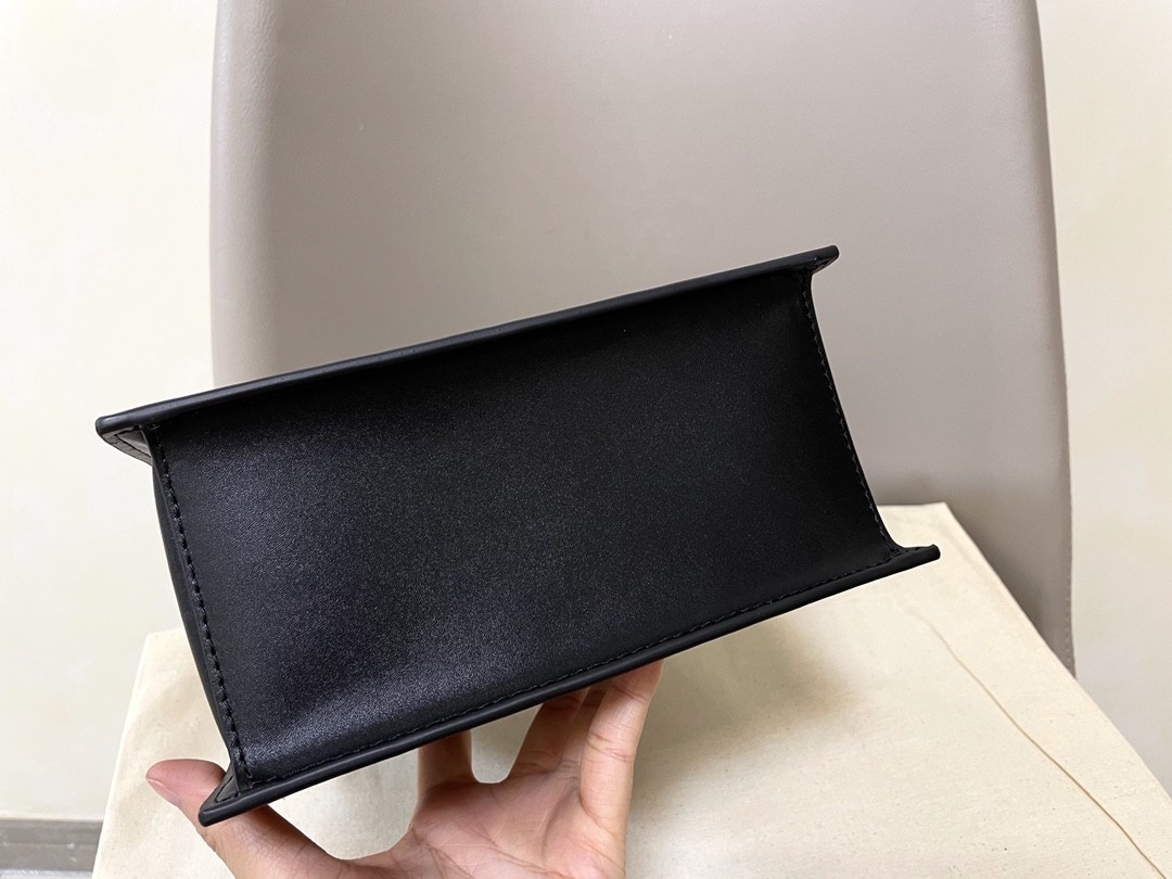 발렌티노 토트백