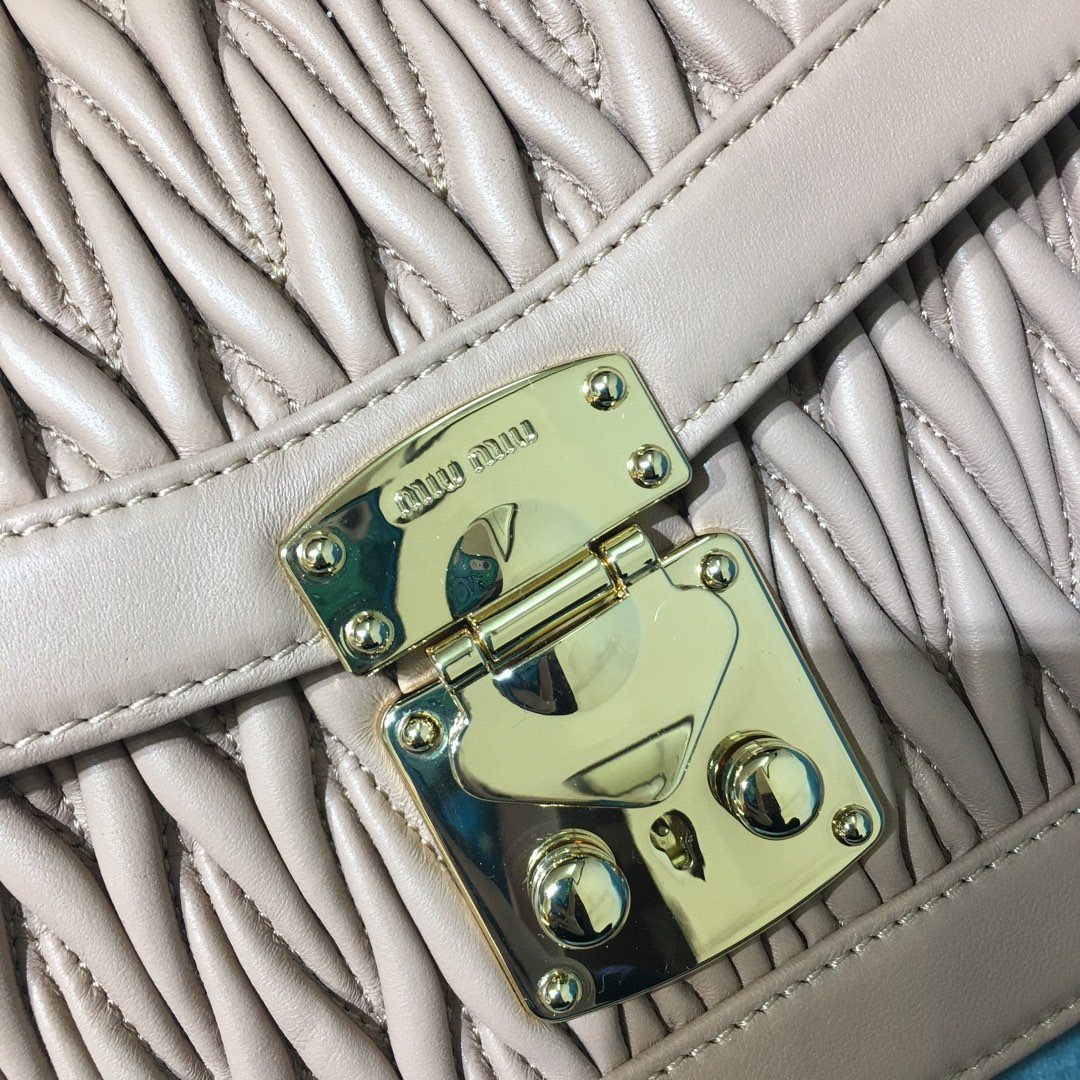 미우미우 컨피덴셜 마테라쎄 토트백