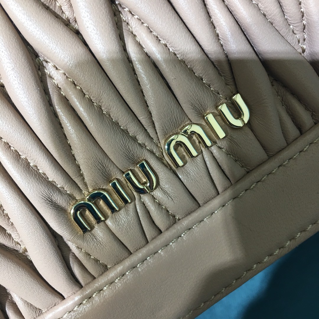 미우미우 컨피덴셜 마테라쎄 토트백