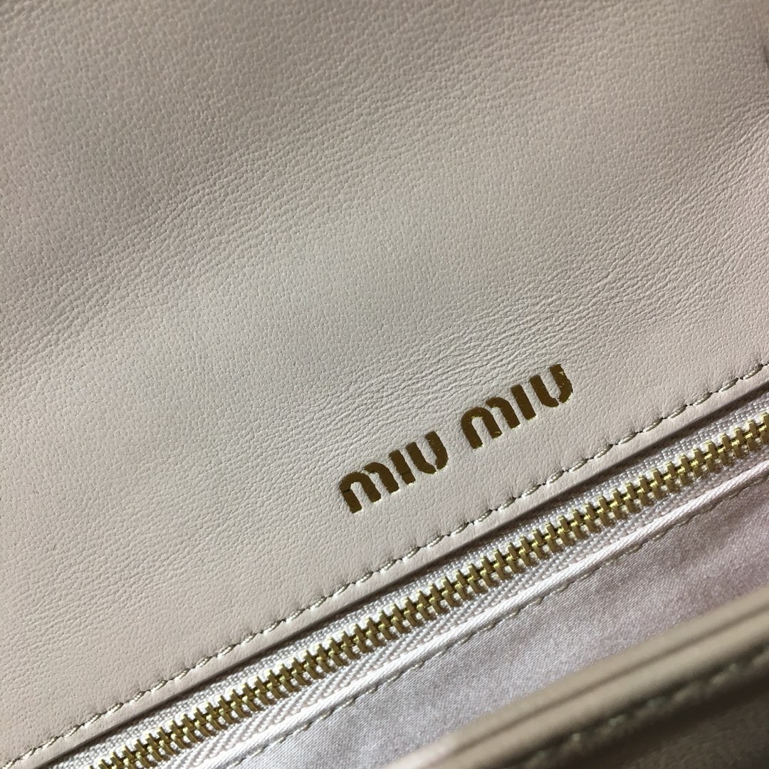 미우미우 컨피덴셜 마테라쎄 토트백