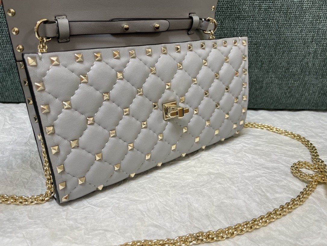 발렌티노 램스킨 락스터드 스파이크 체인백