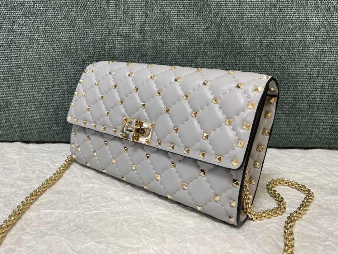 발렌티노 램스킨 락스터드 스파이크 체인백