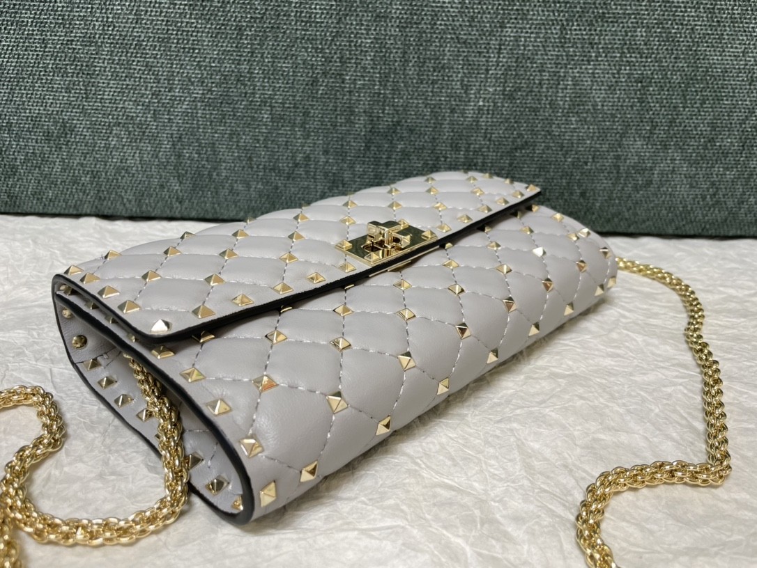 발렌티노 램스킨 락스터드 스파이크 체인백