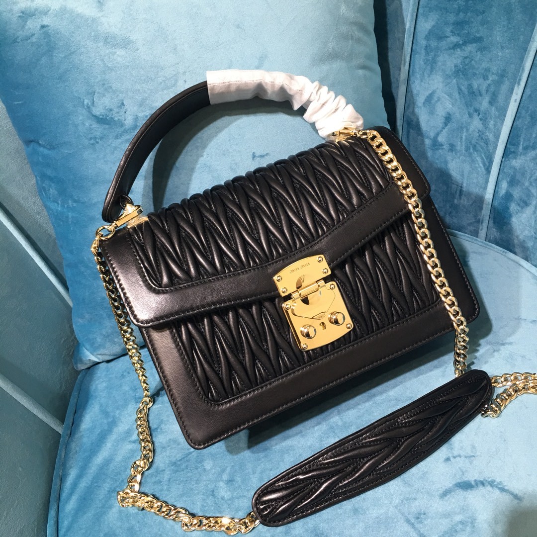 미우미우 컨피덴셜 마테라쎄 토트백