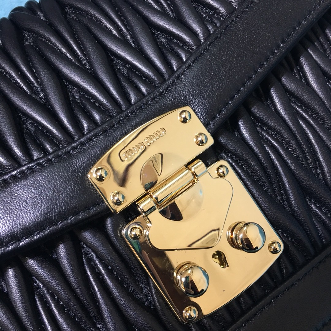 미우미우 컨피덴셜 마테라쎄 토트백