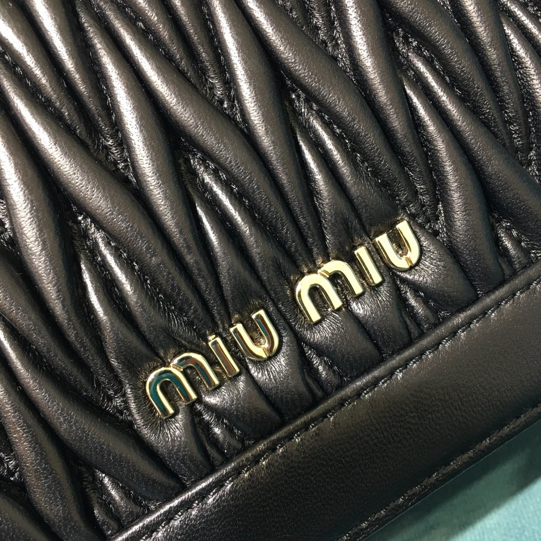 미우미우 컨피덴셜 마테라쎄 토트백