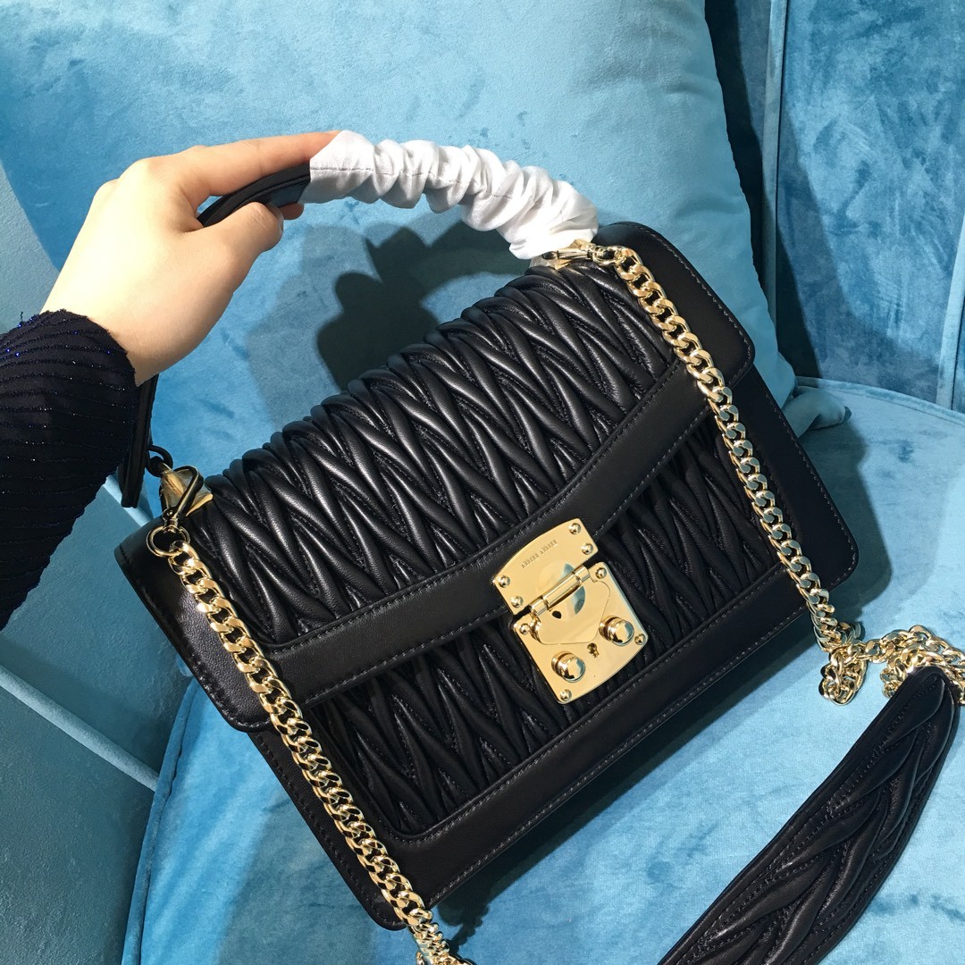 미우미우 컨피덴셜 마테라쎄 토트백