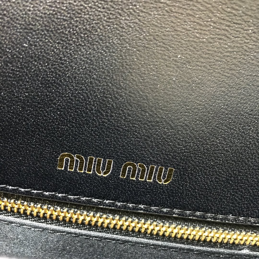 미우미우 컨피덴셜 마테라쎄 토트백