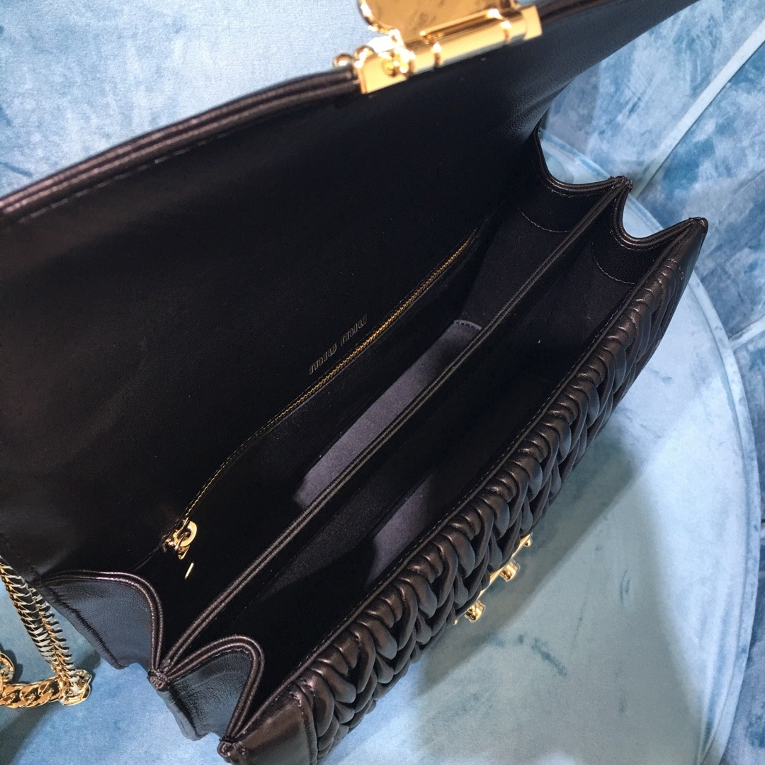 미우미우 컨피덴셜 마테라쎄 토트백