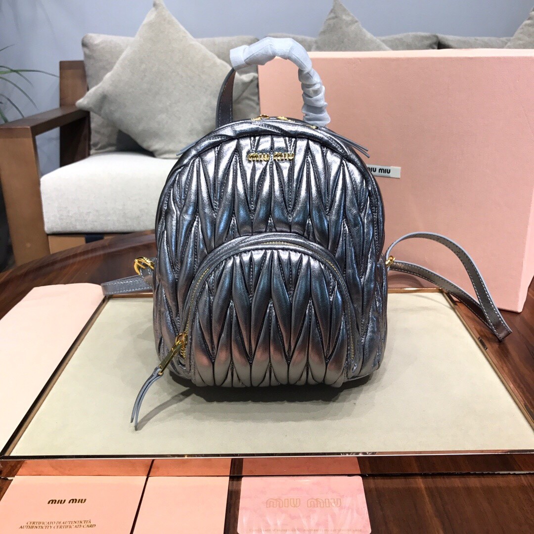 미우미우 백팩
