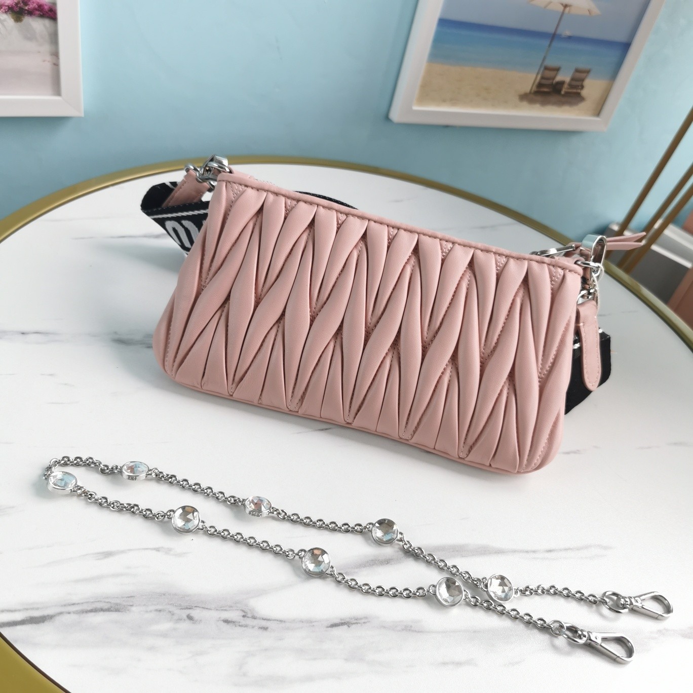 미우미우 메탈로고 마틀라세 크로스백