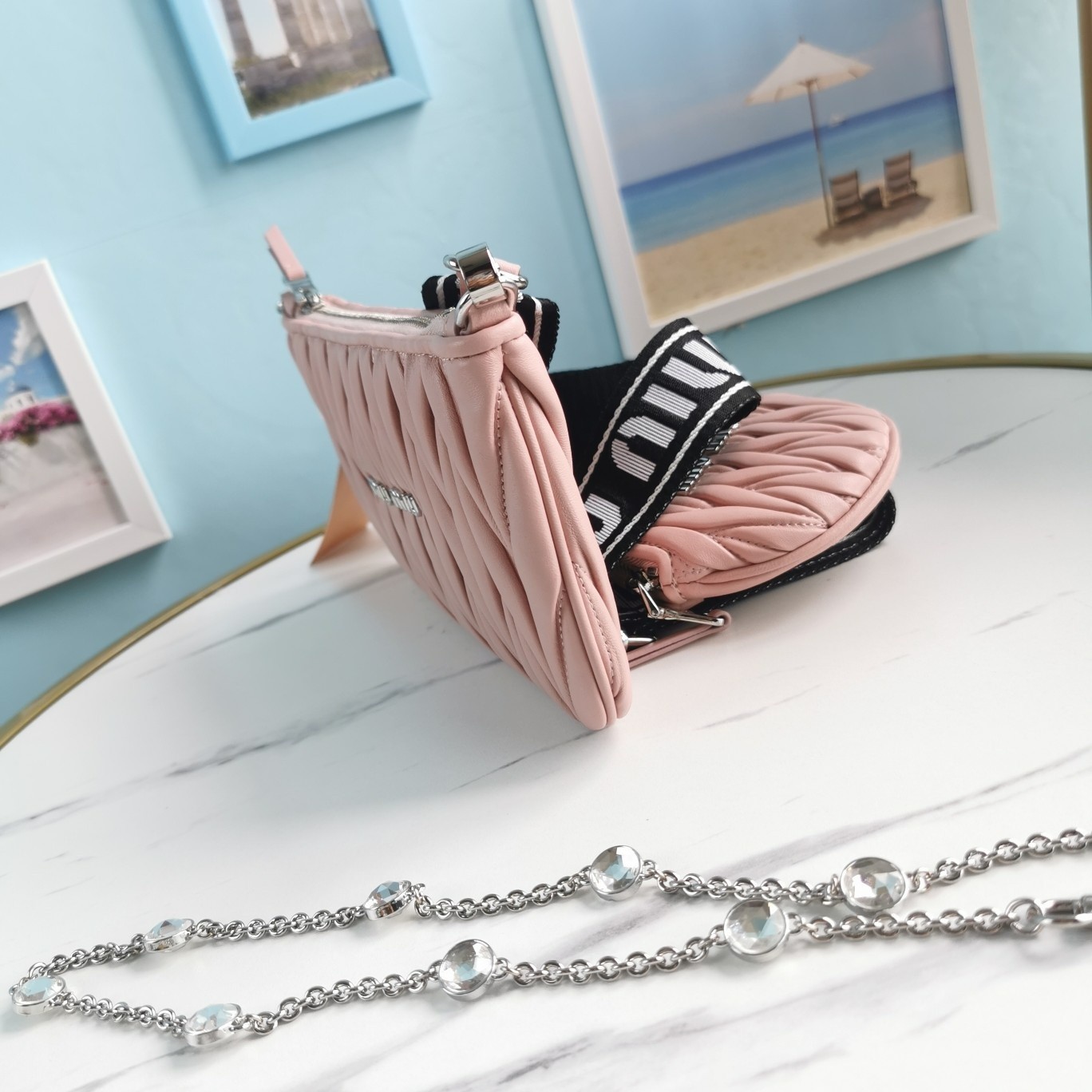 미우미우 메탈로고 마틀라세 크로스백