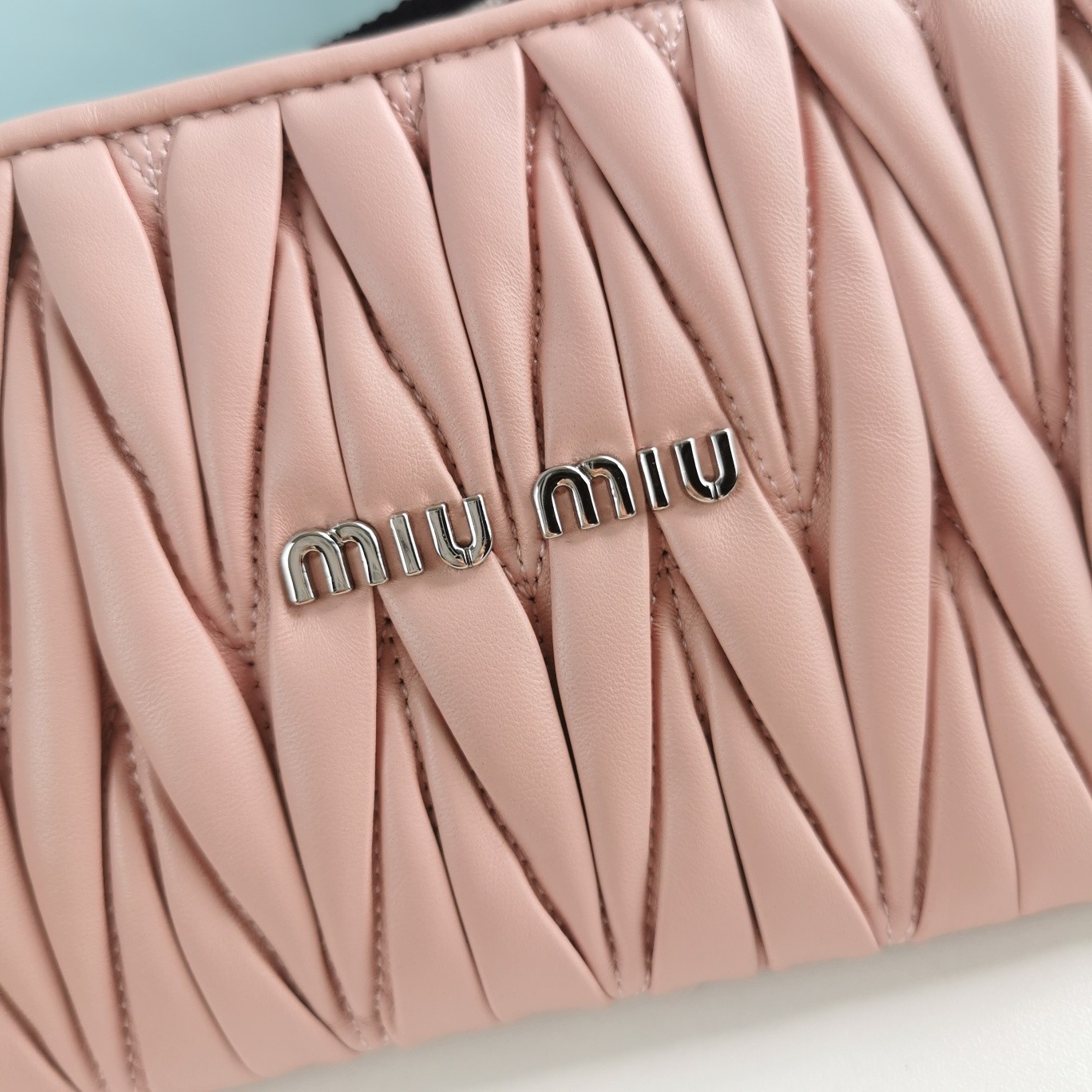 미우미우 메탈로고 마틀라세 크로스백