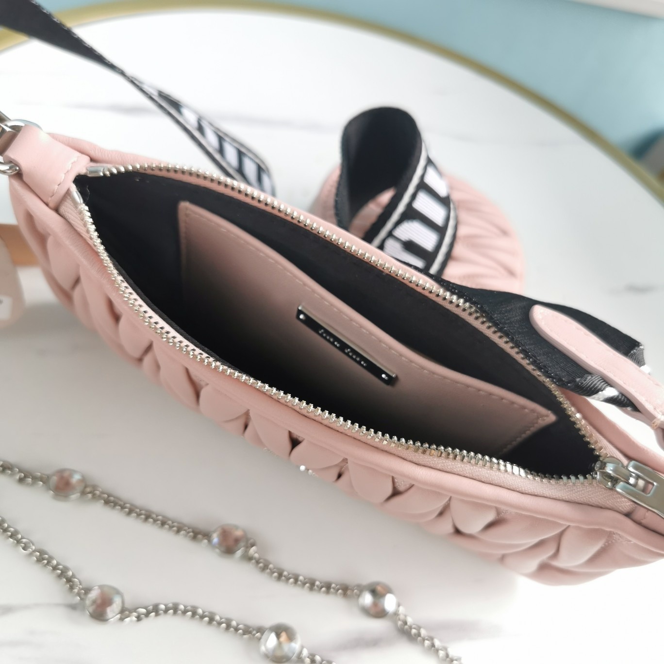 미우미우 메탈로고 마틀라세 크로스백