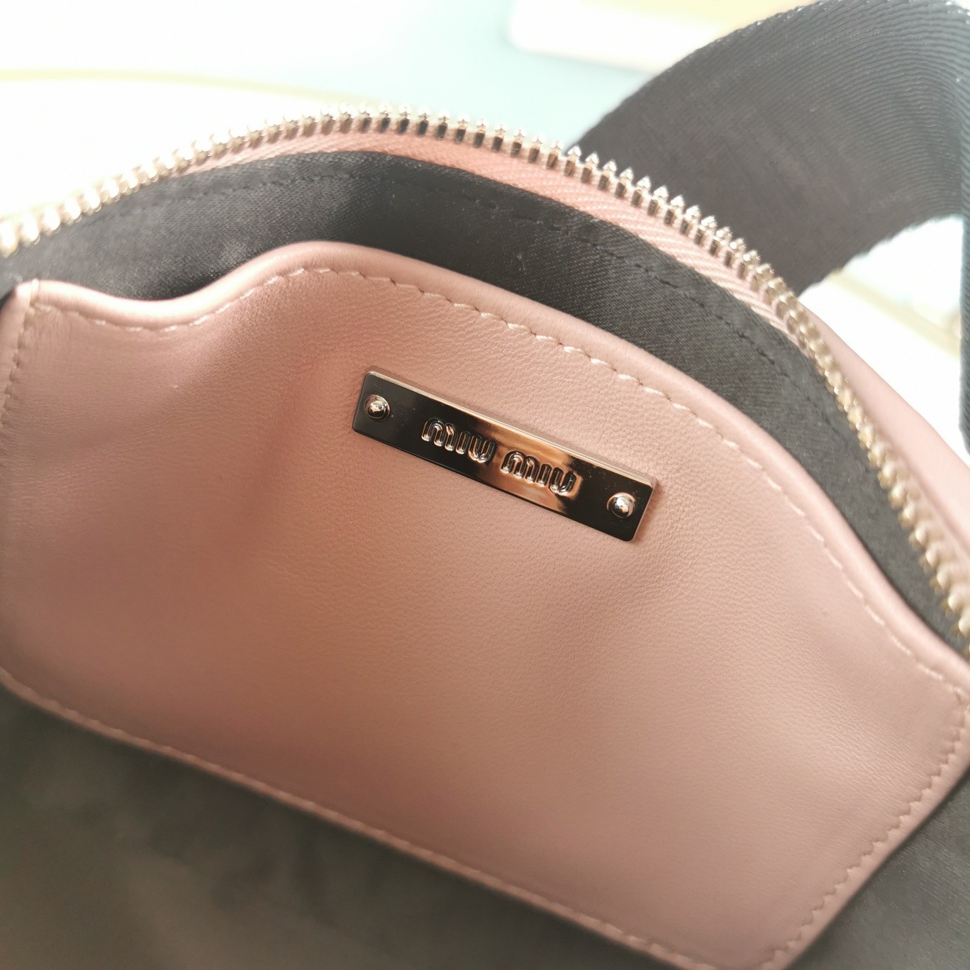 미우미우 메탈로고 마틀라세 크로스백