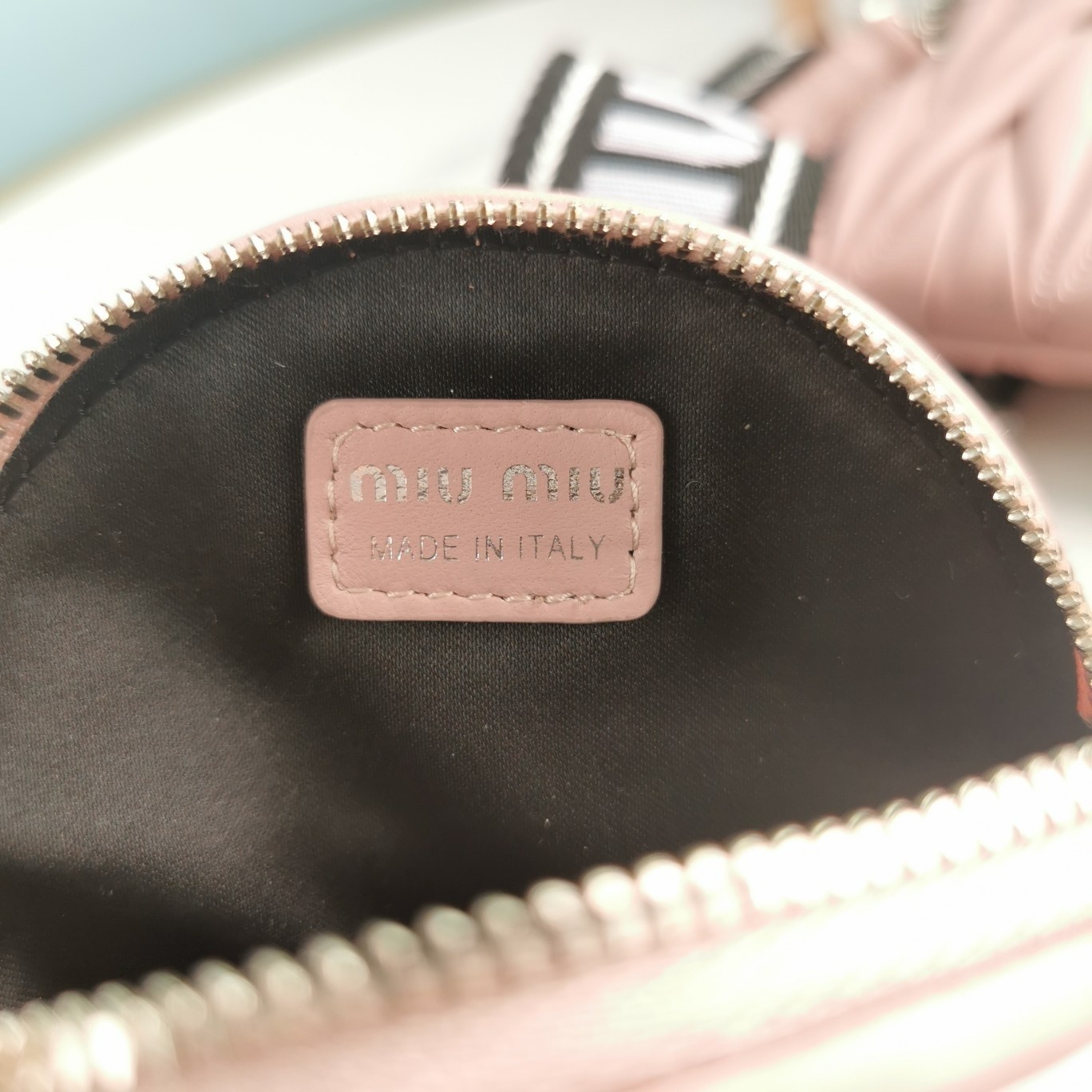 미우미우 메탈로고 마틀라세 크로스백