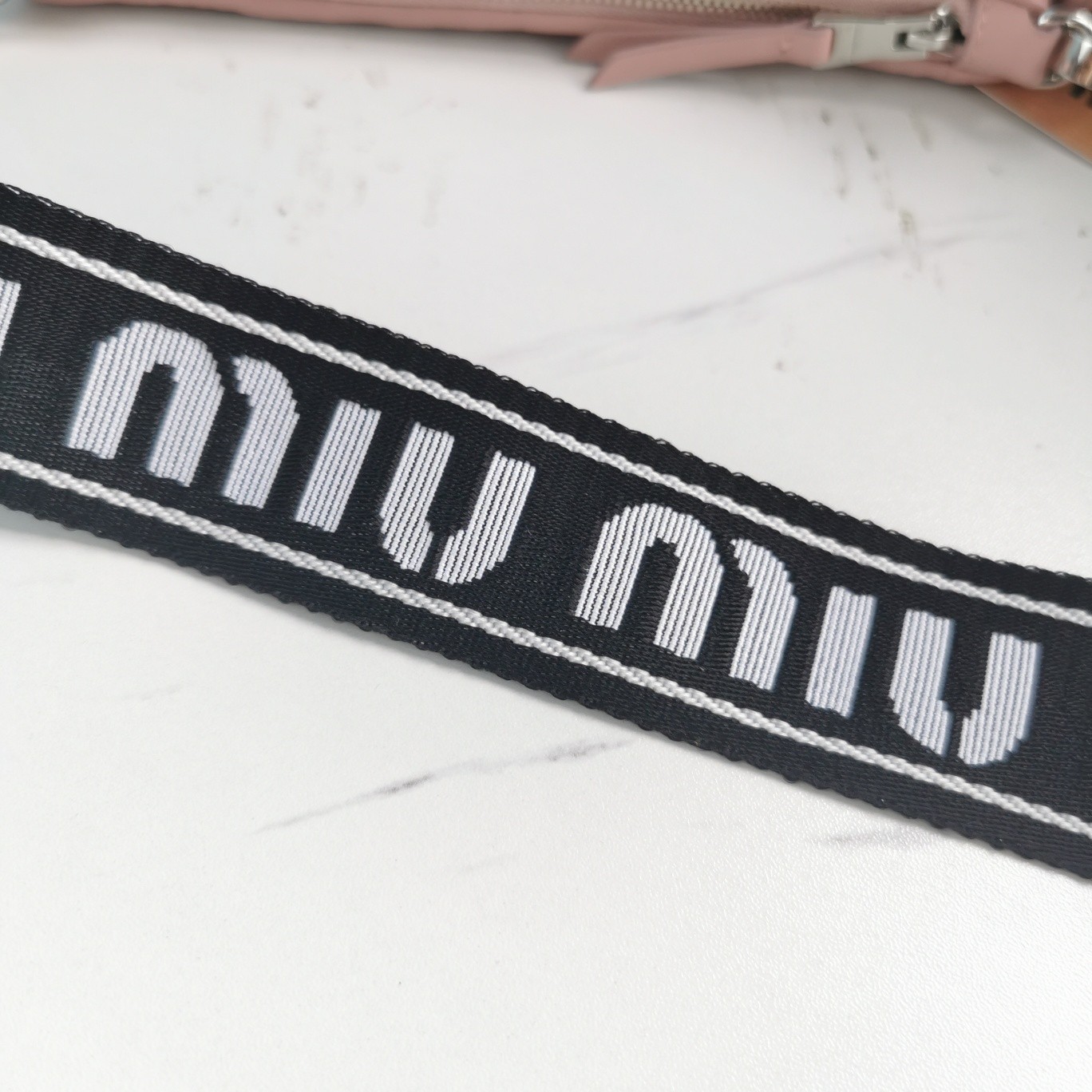 미우미우 메탈로고 마틀라세 크로스백