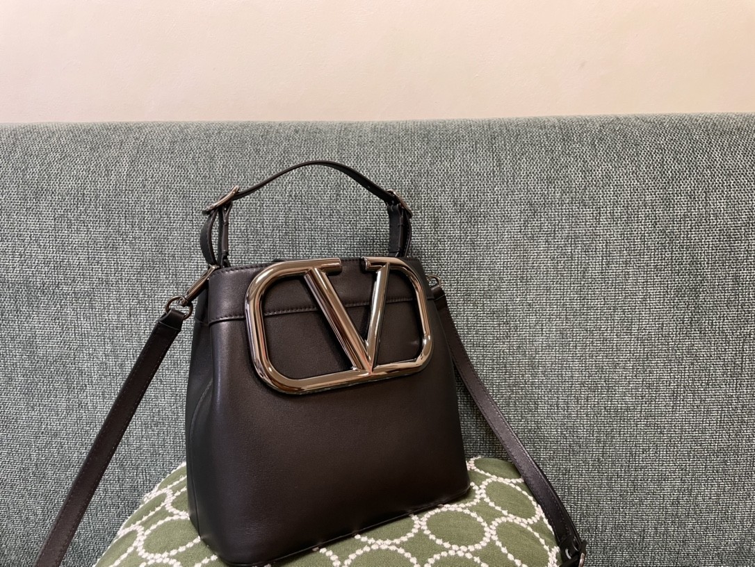 발렌티노 가라바니 V로고 버킷백