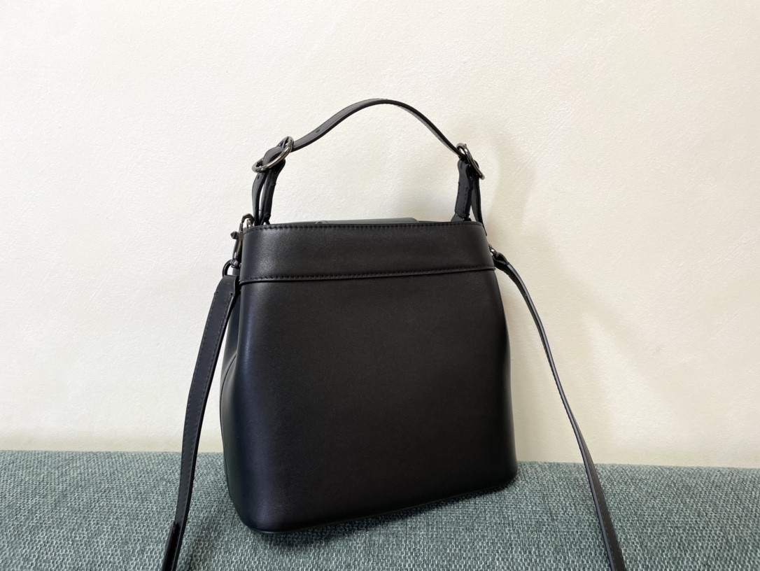 발렌티노 가라바니 V로고 버킷백