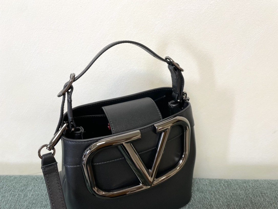 발렌티노 가라바니 V로고 버킷백