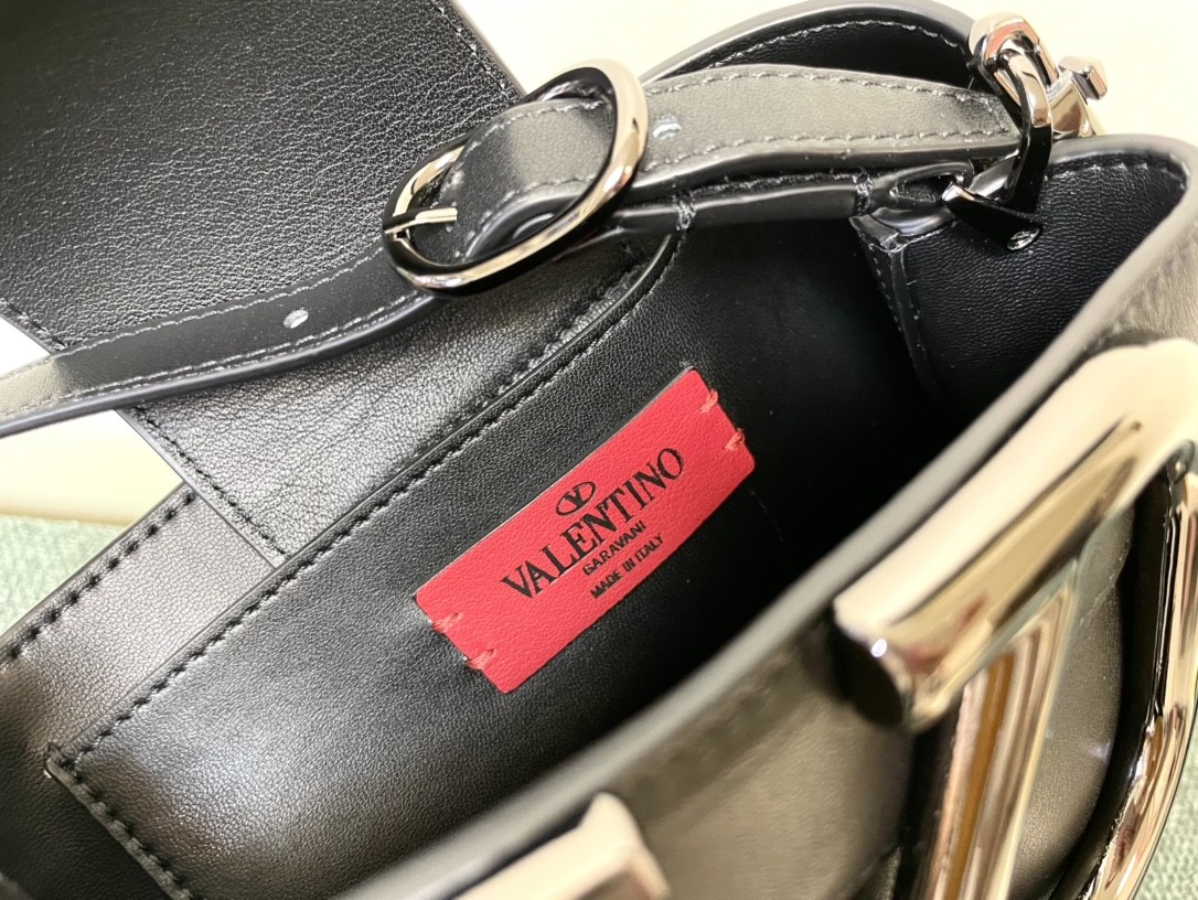 발렌티노 가라바니 V로고 버킷백