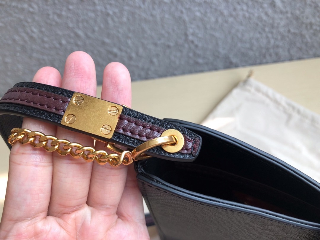 발렌티노 브이슬링 숄더백