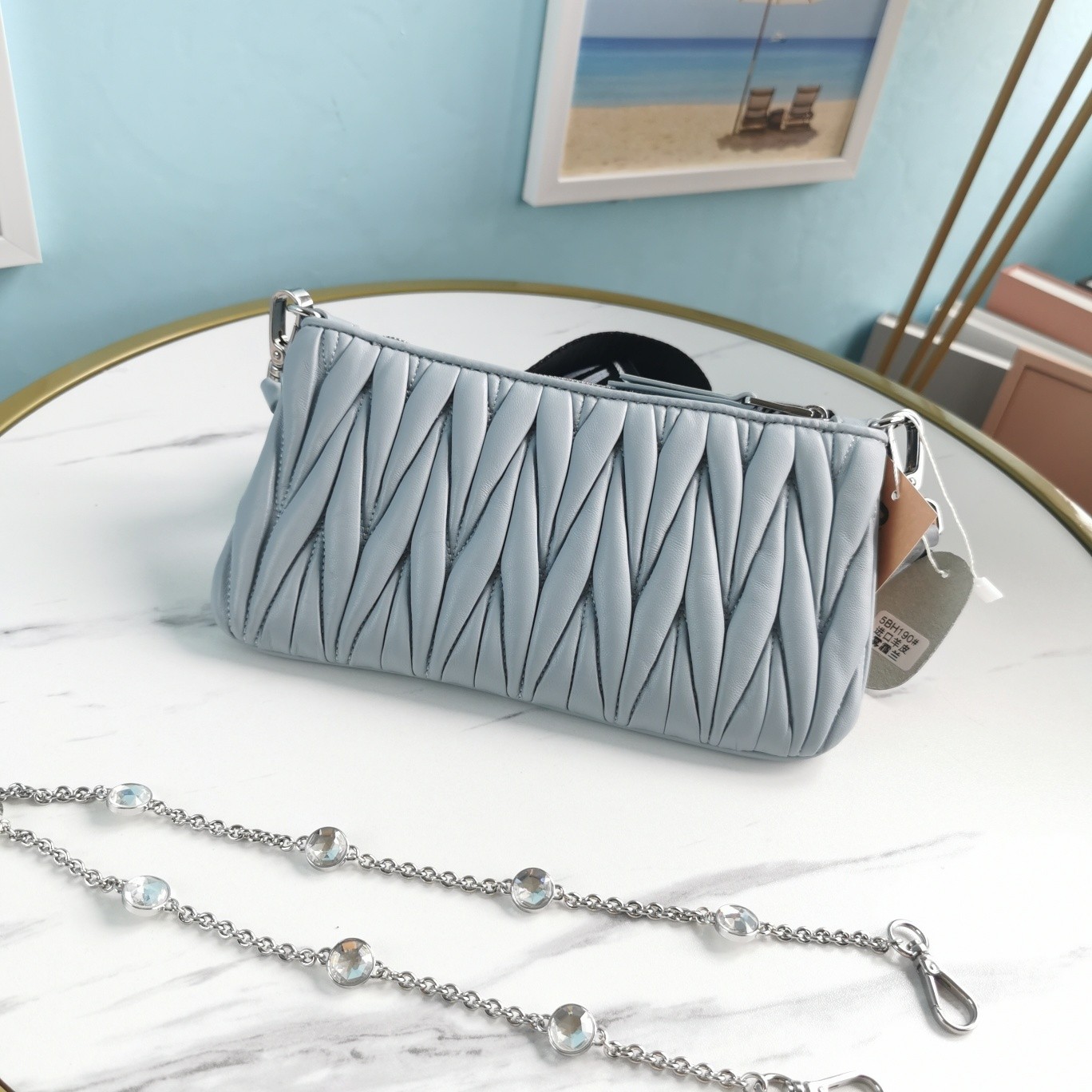 미우미우 메탈로고 마틀라세 크로스백