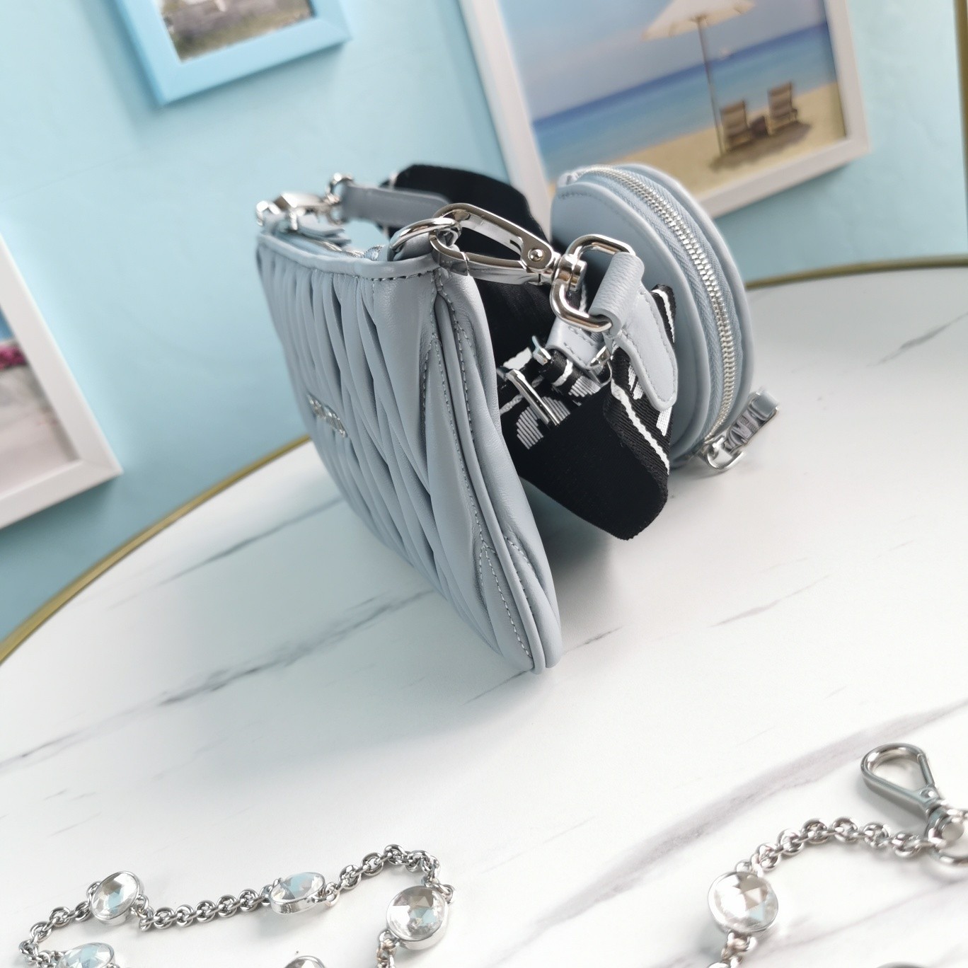 미우미우 메탈로고 마틀라세 크로스백