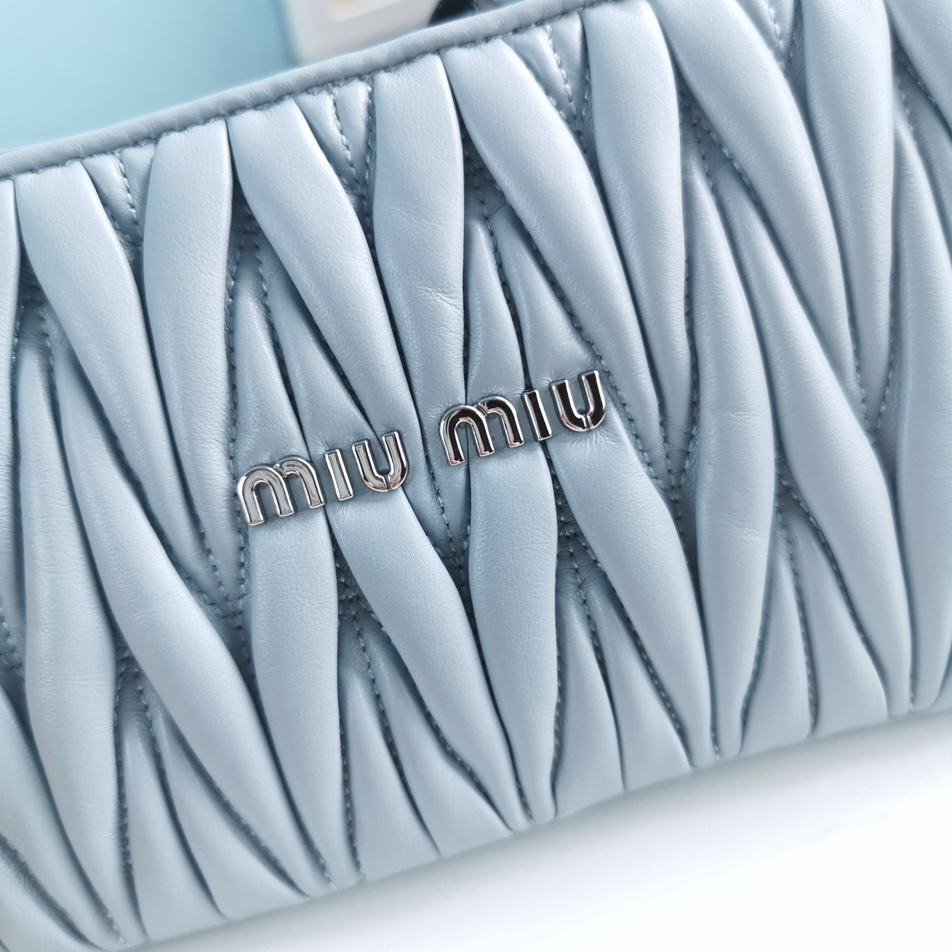 미우미우 메탈로고 마틀라세 크로스백