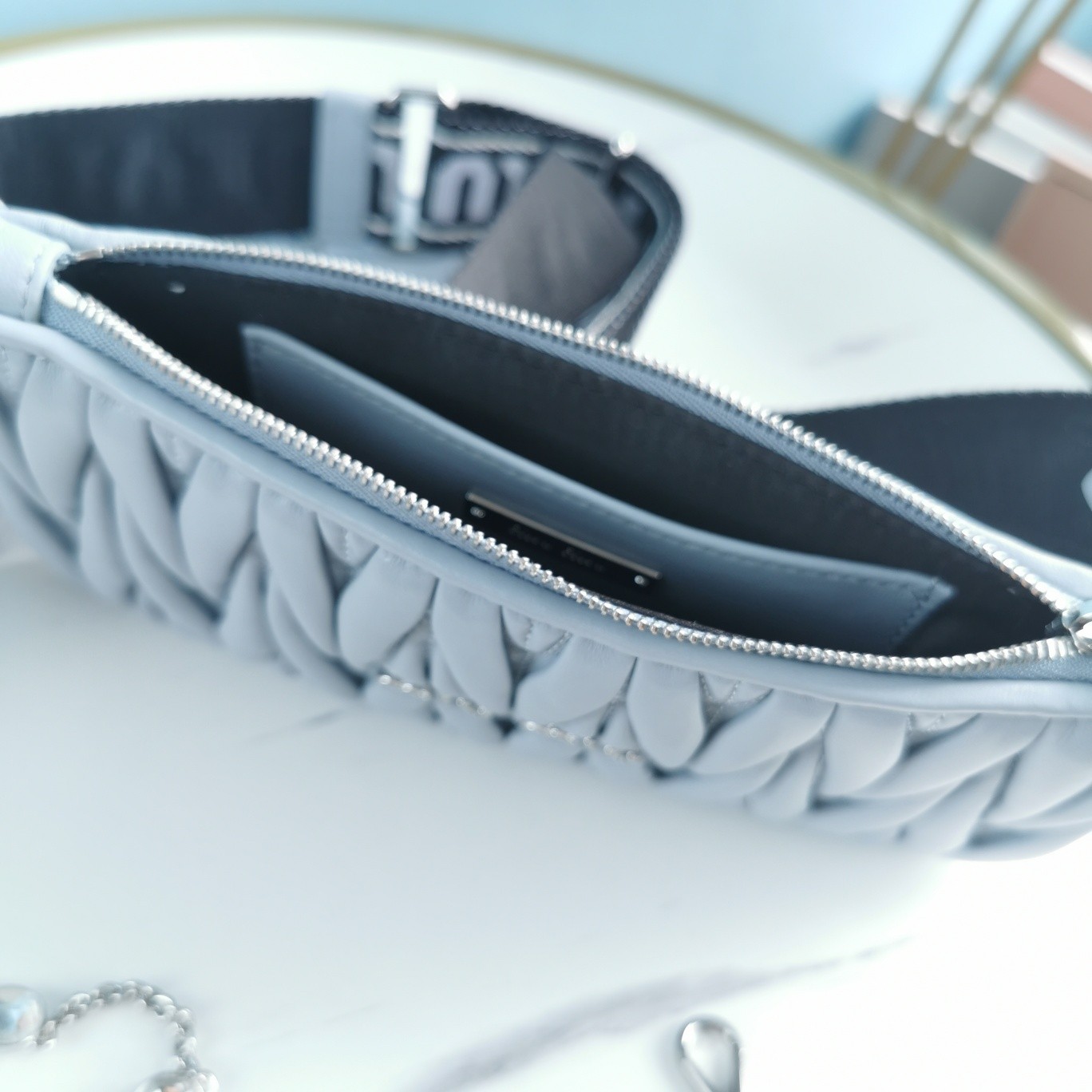 미우미우 메탈로고 마틀라세 크로스백