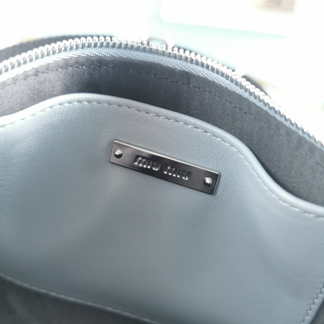 미우미우 메탈로고 마틀라세 크로스백