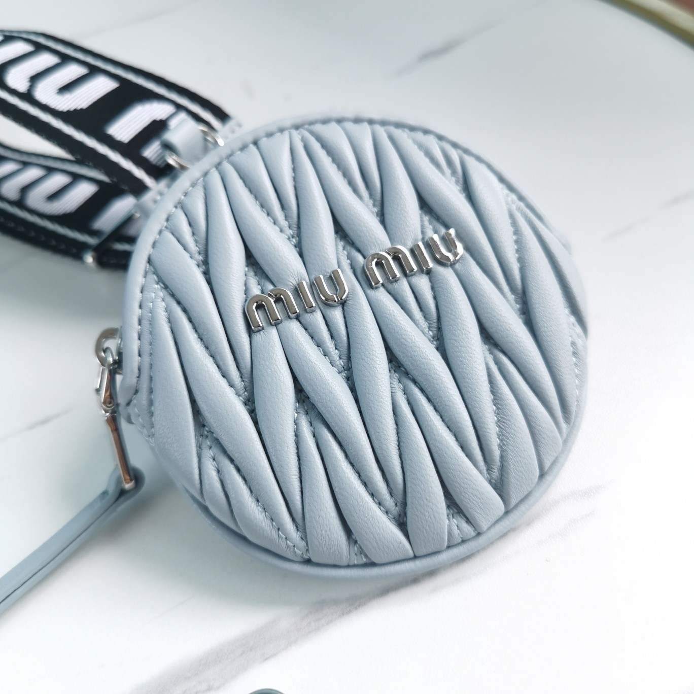 미우미우 메탈로고 마틀라세 크로스백