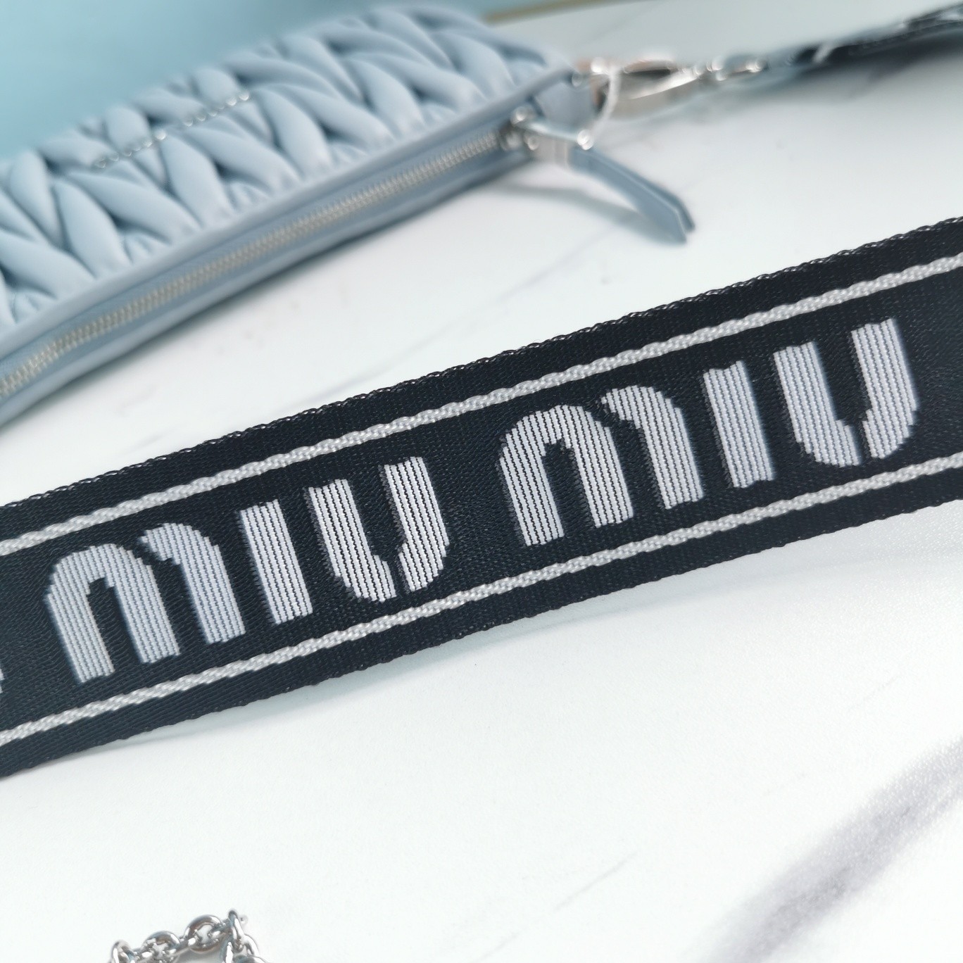 미우미우 메탈로고 마틀라세 크로스백