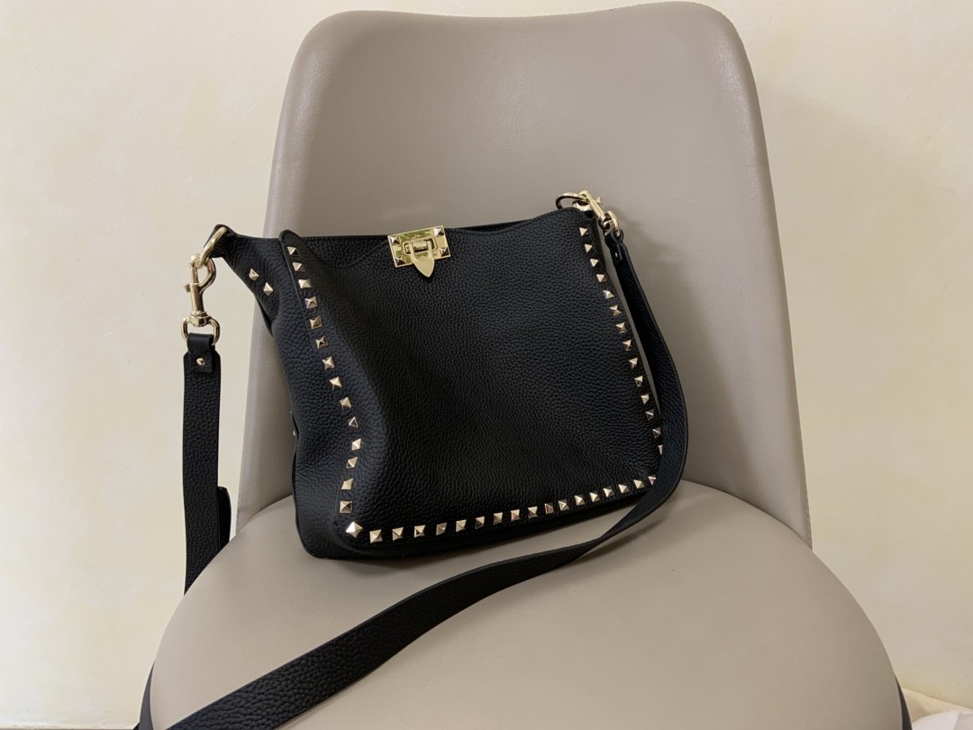 발렌티노 가라바니 락스터드 호보백