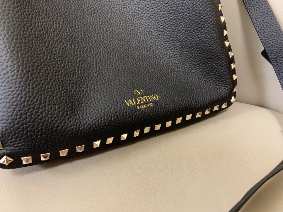 발렌티노 가라바니 락스터드 호보백