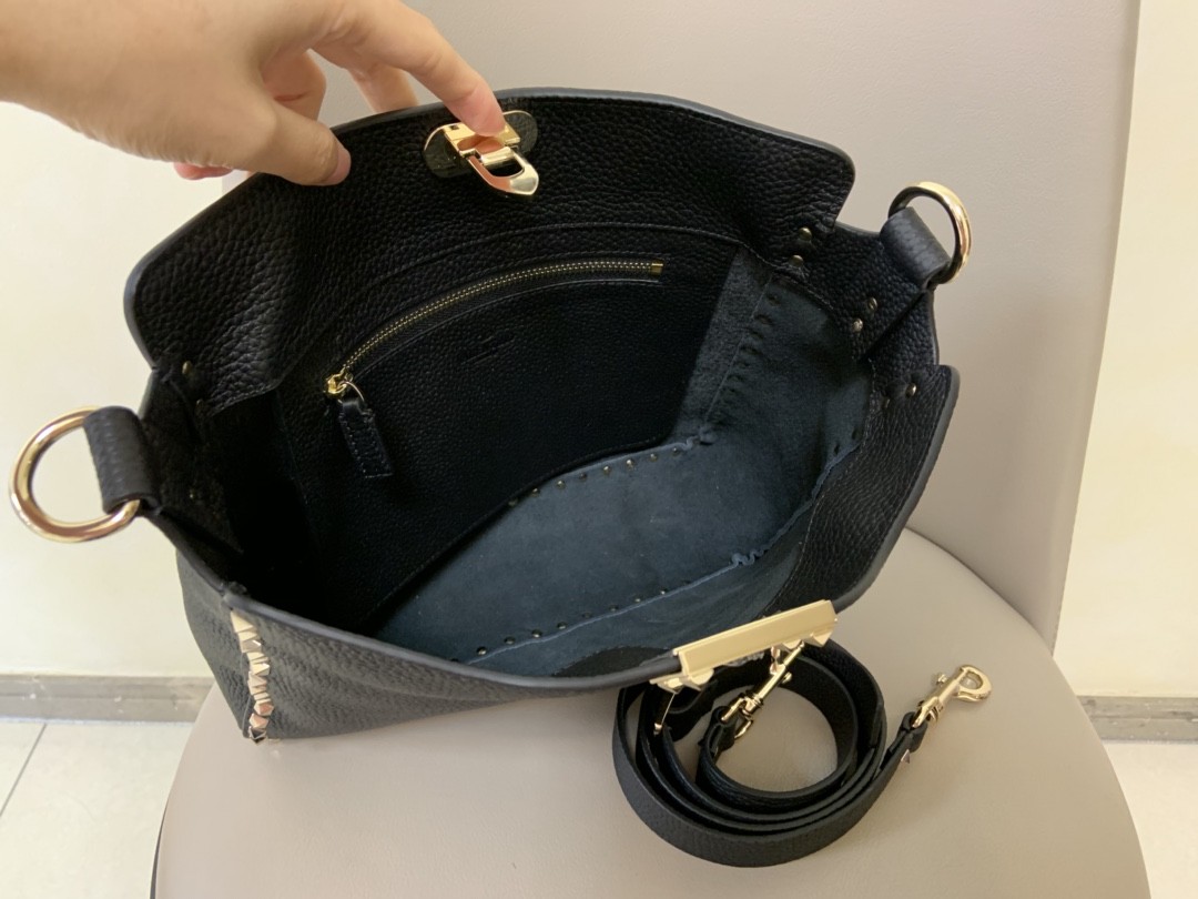 발렌티노 가라바니 락스터드 호보백