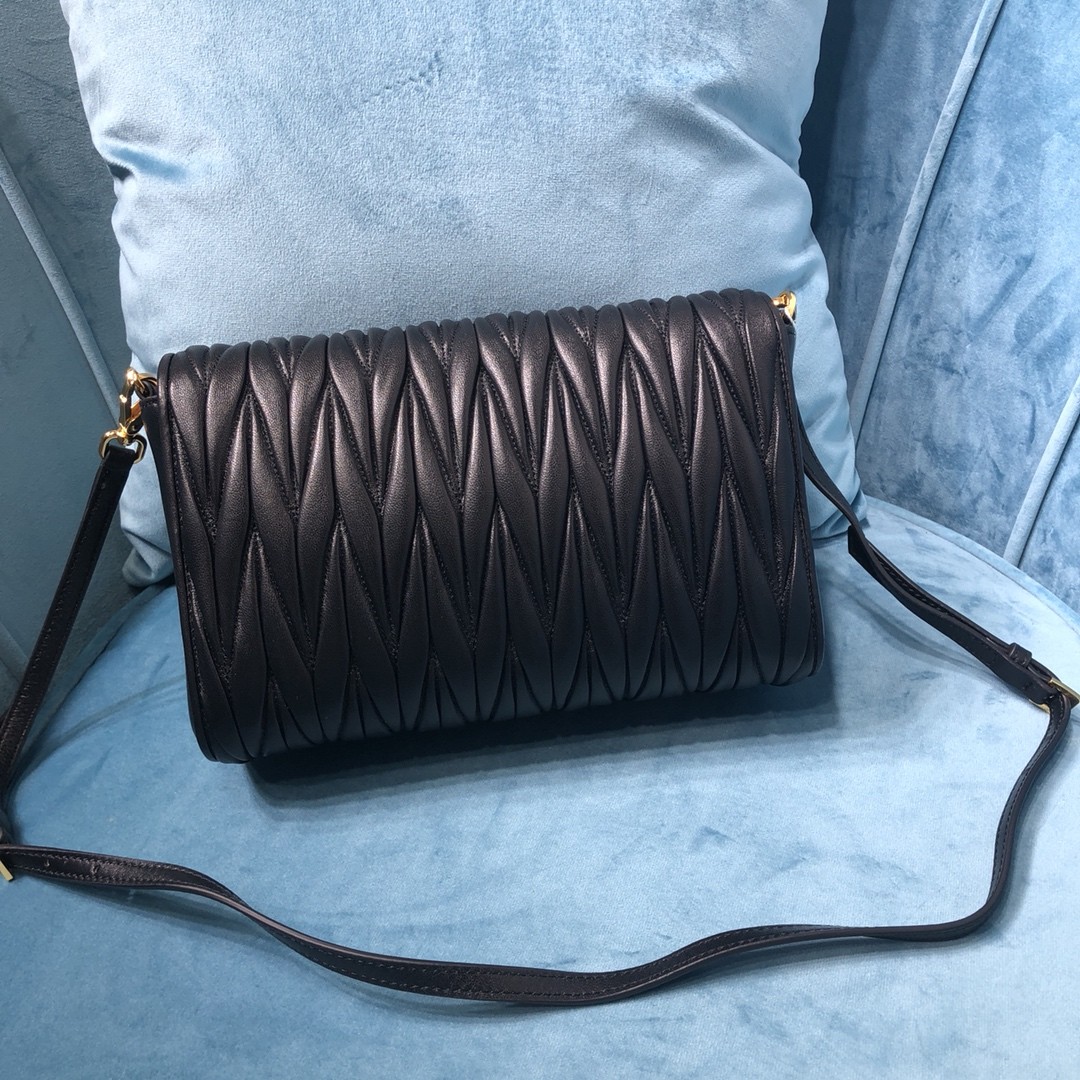 미우미우 숄더백