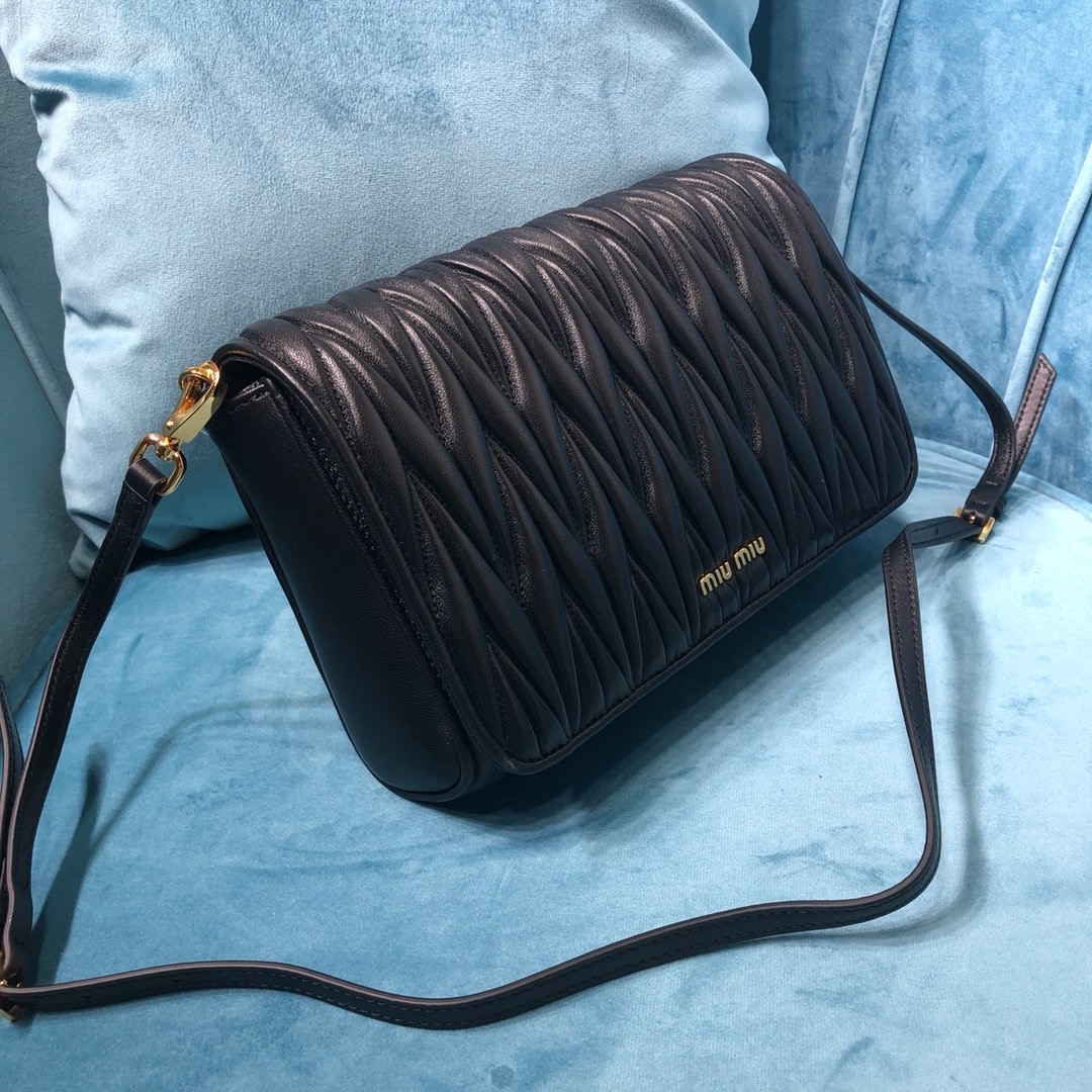 미우미우 숄더백